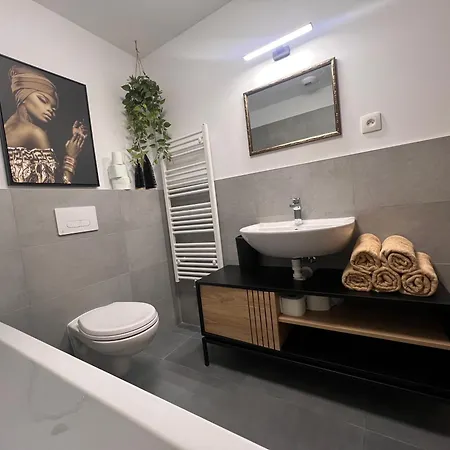 Airport Time Apartment *